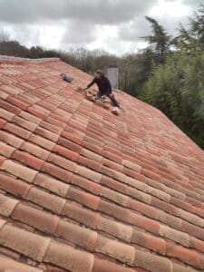 artisan entrain de réaliser une isolation de toiture