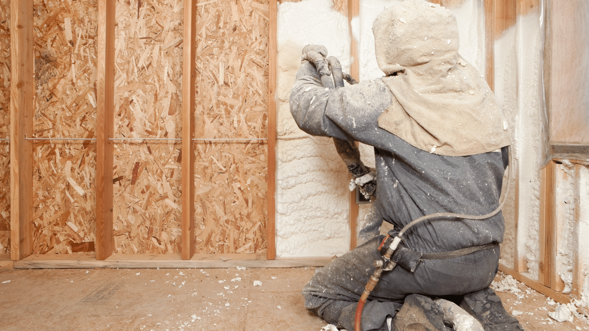 homme qui isole un mur de l'intérieur