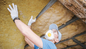 ouvrier qui pose de l'isolation au plafond