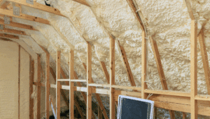 isolation mise dans des rampants de toiture