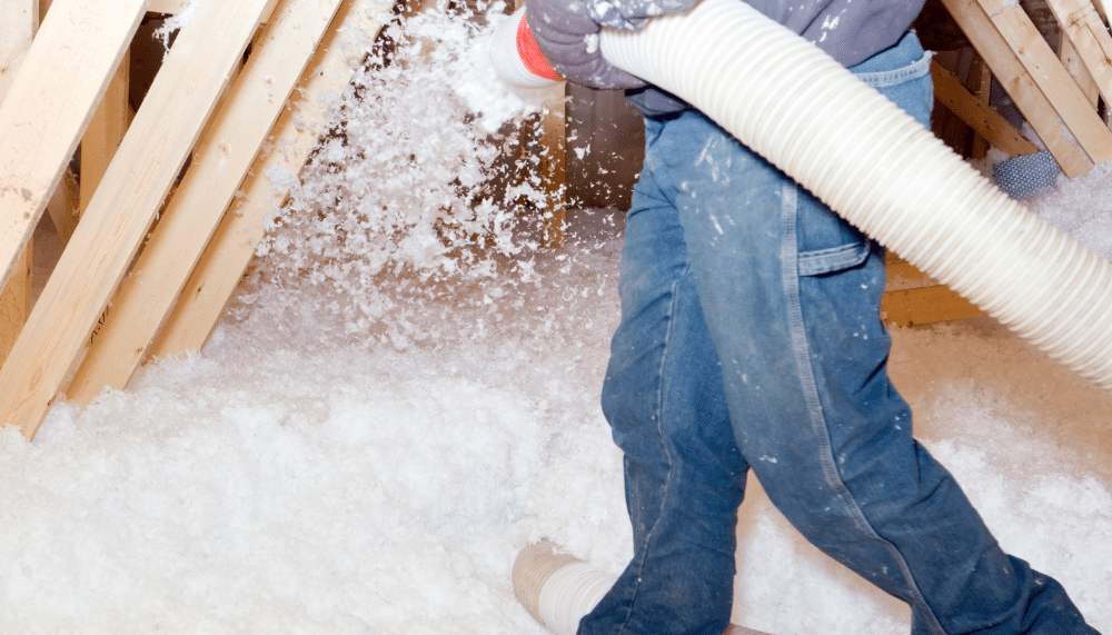 Tout savoir sur l’isolation des combles par soufflage (méthode, avantages et prix)