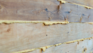 mousse polyuréthane entre les planches en bois