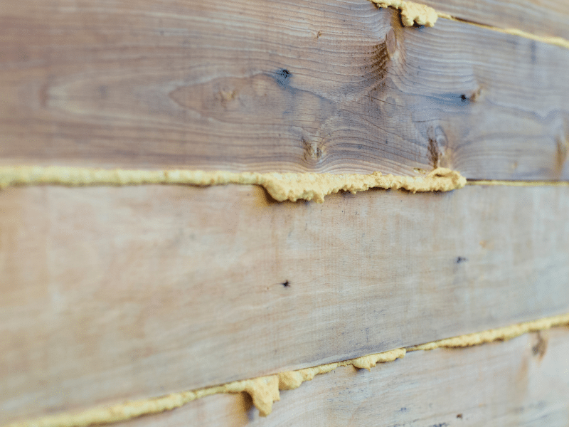 mousse polyuréthane entre les planches en bois