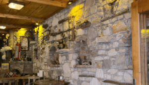 mur en pierre grise à l'intérieur