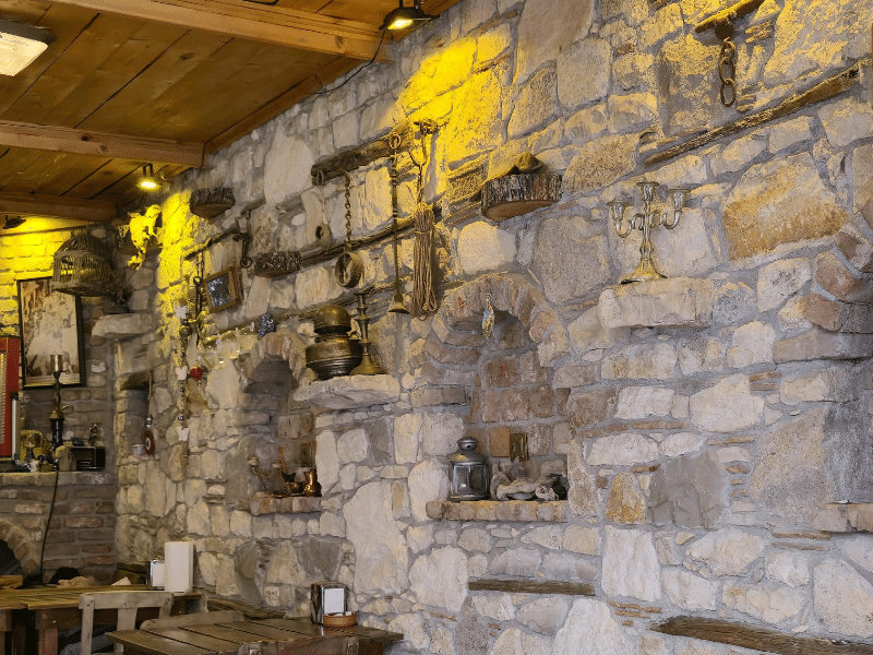 mur en pierre grise à l'intérieur